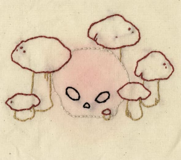 Crane parmi les champignons. Broderie sur calicot.